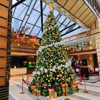 Sapin de Noël artificiel moderne sur pied avec lumières LED et décorations en forme d'ours pour la décoration de hall d'hôtel