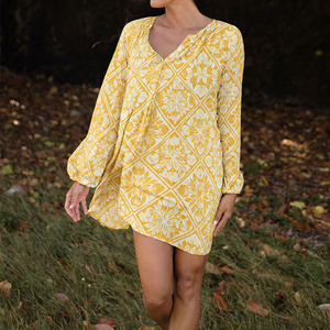Vestido Mini Plisado con Estampado Floral de Verano, Cuello en V, Personalizado OEM, Alta Calidad, 100% Rayón, Estilo Bohemio - Product Image 1