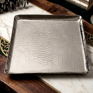 Elegante Bandeja de Servir Cuadrada de Aluminio con Acabado en Color Níquel Plateado Martillado para Hogar y Hoteles - Product Image 1
