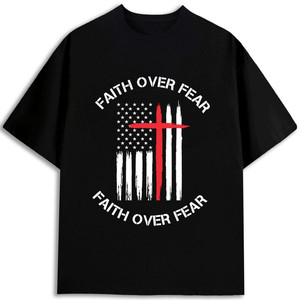 Camiseta de hombre Faith Over Fear con bandera americana y cruz, 100% algodón, 180 g/m², manga corta, cuello redondo, jersey estampado, antiencogimiento - Product Image 1