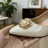 Approvisionnement direct usine transfrontalier Nouvelle boucle de chaussure de luxe légère en zinc avec fleur de perle et strass, accessoire pour chaussures à talons hauts