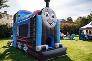 Château gonflable en gros à vendre, château gonflable bleu Thomas le petit train, château gonflable en PVC avec toboggan combiné, dessin animé - Product Image 5