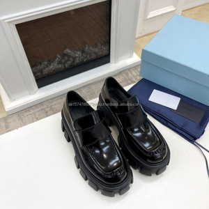 Zapatos Planos Casuales de Moda de Alta Calidad para Mujer con Suela Gruesa y Logo Triangular Personalizado - Product Image 2