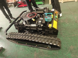 Falciatrice Cingolata Automatica OEM RC per Pendenze, 65° di Inclinazione, 680m, Telecomandata, a Benzina, Decespugliatore Cingolato 800mm Professionale per Frutteti - Product Image 3