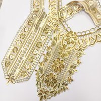 Collier floral brodé de sequins dorés, faux col de style ethnique avec bordure en dentelle pour la vente en gros et les projets DIY (Polyester)