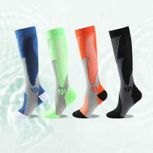 Calcetín deportivo unisex de compresión para correr, de secado rápido, personalizado, para ciclismo, graduado, largo, para gimnasio, con etiqueta - Product Image 1