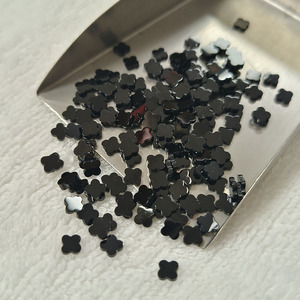 Pierre précieuse naturelle Agate rouge 5x5x1mm, cabochons trèfle à quatre feuilles en onyx noir, pierres brutes pour la fabrication de boucles d'oreilles - Product Image 1