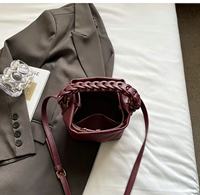 Sac à main personnalisé au design élégant, sac bandoulière de couleur unie avec poignée tressée, sac seau en cuir souple pour femme avec cordon de serrage