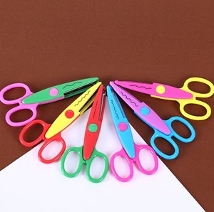 6 stili all'ingrosso di plastica per bambini Design forbici artigianali di sicurezza bordo decorativo Wave Edge taglio forbici a zig-zag - Product Image 5