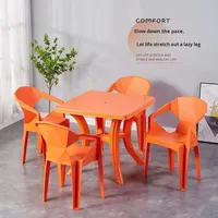 Ensemble table et chaises en plastique robuste et épais pour usage extérieur, résistant à l'eau et au soleil, idéal pour la plage, les barbecues, les marchés nocturnes et les restaurants.
