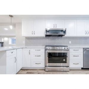 Armoires de cuisine modulaires blanches sur mesure, nouveau design de meubles de cuisine, rangement et garde-manger avec plan de travail en pierre - Product Image 3