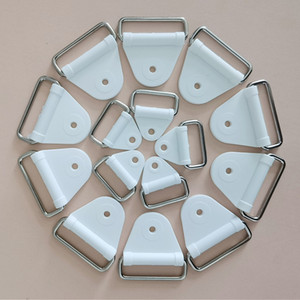 Boucles métalliques pour bretelles et orthèses, forme triangulaire avec couvercle en plastique blanc, utilisation intérieure et extérieure - Product Image 1