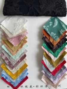 गुलदाउदी बनावट वाले उभरे हुए उभरे हुए गुलदाउदी पुष्प पैटर्न डिजाइन के साथ बुना हुआ पॉलिएस्टर 3डी आयामी जैक्वार्ड - Product Image 6