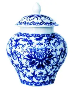 고대 중국 스타일 파란색과 흰색 도자기 헬멧 모양의 사원 항아리. 작은