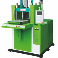 Machine de moulage par injection verticale à table coulissante simple pour la production de pièces en plastique d'accessoires de moto