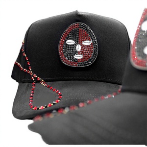 Cappello da Baseball a 5 Pannelli di Alta Qualità con Decorazione a Catena a Tema Maschera, Logo in Strass, Fiocchi, Chip NFC, in Camoscio Personalizzato, Gorra Bigg per Cappelli - Product Image 4