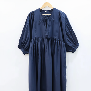 Robe mi-longue bleu marine Robe longue bleue unie de haute qualité avec col profond et fermeture à ficelle Mini robe doublée de buste - Product Image 1