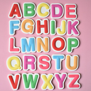 Autocollant magnétique pour réfrigérateur en PVC, 26 lettres, style Art Déco, créatif, souple, léger, pour l'éducation précoce des enfants, vente en gros - Product Image 1