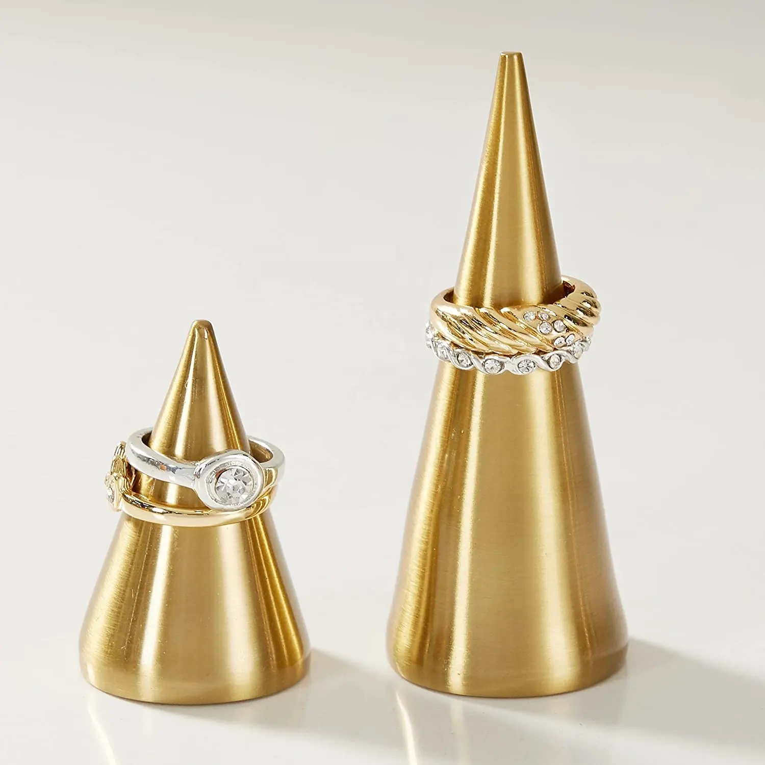 Комплект из 2 предметов, золотистого цвета, латунные ювелирные изделия дисплей торт дисплей полки Свадебные украшения в виде пирамиды металлическое кольцо конус обручальные кольца с кольцом-держателем