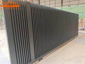 Puertas corredizas de seguridad personalizadas de fábrica fuerte, puerta automática de jardín de aluminio, diseño de puerta principal - Product Image 4