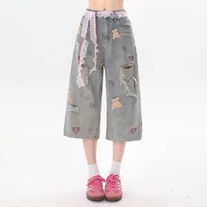 Le nouveau style à la mode de OEM2025 est le pantalon Caprix en denim à jambes larges où un ours mignon et des éléments déchirés entrent en collision - Product Image 6