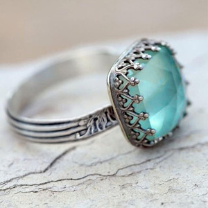 Anello vintage in stile giada con corona per donna, elegante gioiello da dito da principessa - Product Image 1