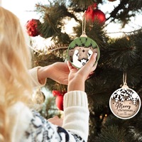 Çift taraflı 3D noel lazer kesim ahşap süslemeleri UV baskılı ahşap ağaç süs duvar işareti ahşap tatil kazınmış zanaat
