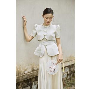 Blusa Ceremonial de Brocado Vietnamita KAMIKI con Motivo Paisajístico - Diseño de Cintura Peplum en Color Marfil, Estilo Elegante KPP20 - Product Image 1