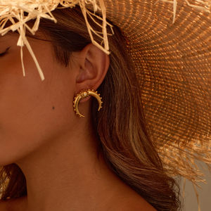 NIMAI NOUVEAU Boucles d'oreilles personnalisées en acier inoxydable PVD en or 18 carats en forme de C pour femmes - Product Image 5