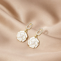 Anting-anting Hoop Mutiara Bunga Camellia ChuYao untuk Wanita, Lapisan Emas, Paduan Seng, Perhiasan Mode, Anting-anting Grosir