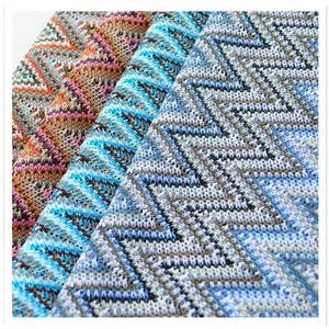 Neuankömmling 100% Polyester Mode Kleidung Garn gefärbter gewellter Musters toff Warp Knitted Garn gefärbter Jacquard stoff