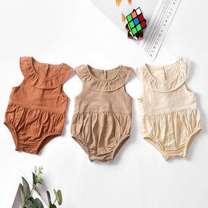 Combinaison bébé sans manches avec col à volants en coton et lin mélangé, couleur unie, fermeture à boutons-pression, barboteuse personnalisée pour bébé - Product Image 4