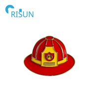 Fabrication d'épinglette de casque de pompier en métal émaillé personnalisé épingle de casque de pompier rouge épingle de hache croisée insigne de casque de pompier