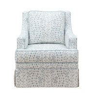 Fauteuil lounge traditionnel artisanal en mousse résiliente avec jupe en tissu performant, coussin moelleux et franges en bouillon pour hôtel
