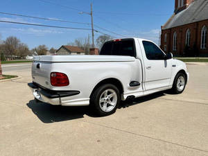 รถกระบะมือสองราคาถูกที่ดีที่สุด ปี 2000 F-150 SVT 2 ประตู ซูเปอร์ชาร์จ รุ่นมาตรฐาน แบบสเต็ปไซด์ พวงมาลัยซ้าย เบาะหนังด้านหลัง - Product Image 4