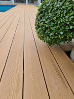 Planche de terrasse en composite bois-plastique antidérapante et imperméable avec un design moderne pour une utilisation en bord de piscine