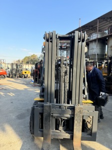 Chariot élévateur d'occasion KOMATSU FD30T-17 FD50T 3 tonnes, d'origine japonaise, avec déplaceur latéral, à vendre - Product Image 4