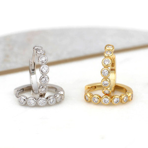 Orecchini a Cerchio Placcati Oro con Cristalli e Strass Incastonati, Taglio Brillante Rotondo, Gioielli alla Moda per Donne - Product Image 4