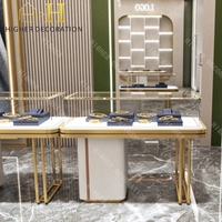 Vitrine à bijoux au design classique, cadre en verre doré, éclairage LED pour les magasins de montres et de bijoux de luxe