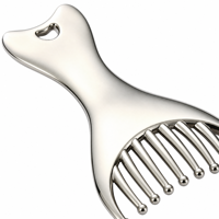 KINWONG Peigne Gua Sha Masseur de Cuir Chevelu 2-en-1 en Alliage de Zinc, Grattoir Visage et Corps en Forme de Queue de Poisson, Personnalisable OEM, Vente en Gros