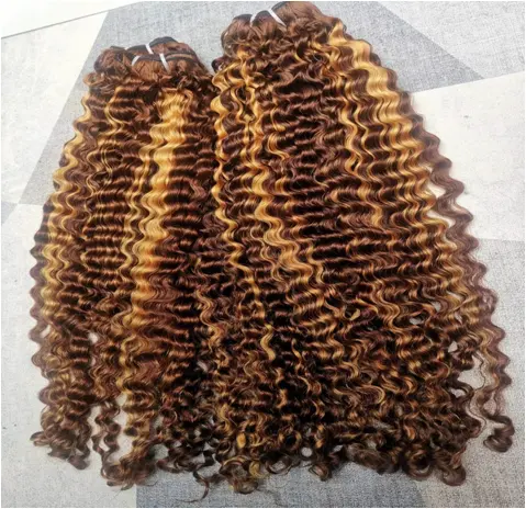 Trama di capelli umani grezzi cuticola riccia birmana allineata estensione dei capelli vergini 100% Remy fasci di capelli umani colorati al 4/27