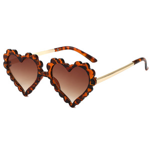 Nuovi <span class=keywords><strong>occhiali</strong></span> <span class=keywords><strong>da</strong></span> <span class=keywords><strong>sole</strong></span> per bambini alla moda e adorabili <span class=keywords><strong>occhiali</strong></span> <span class=keywords><strong>da</strong></span> <span class=keywords><strong>sole</strong></span> per bambini <span class=keywords><strong>a</strong></span> forma di <span class=keywords><strong>cuore</strong></span> personalità fiore amore <span class=keywords><strong>occhiali</strong></span> <span class=keywords><strong>da</strong></span> <span class=keywords><strong>sole</strong></span> - Product Image 3