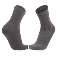 Chaussettes de cyclisme en nylon extensibles à séchage rapide de haute qualité, logo personnalisé OEM, design professionnel, chaussettes athlétiques pour hommes, chaussettes de course