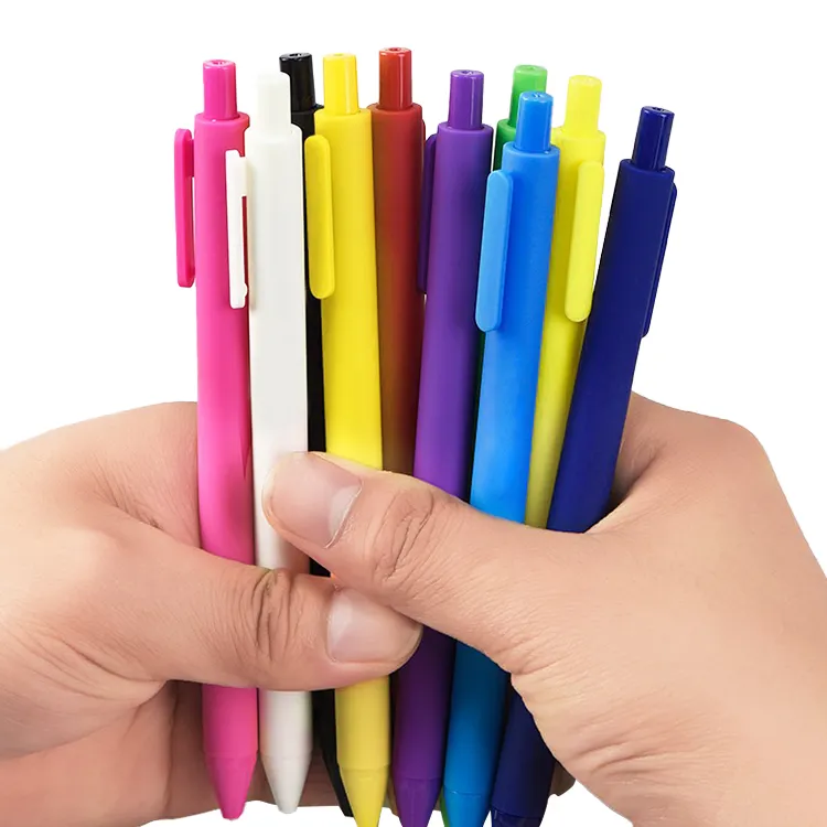 قلم حبر جاف عليه شعار مطبوع مخصص للبيع بالجملة متعدد الألوان وقابل للطي من المطاط الناعم قلم بلاستيكي يمكن النقر عليه