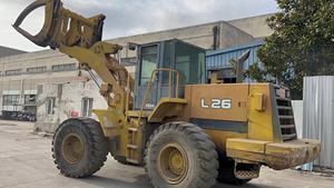 Cargadora de Ruedas Usada L26, Capacidad de Carga Nominal de 9 Toneladas, Motor y Bomba TCM de 60KW, Equipo de Construcción de Uso Pesado con Accesorio de Grúa - Product Image 2