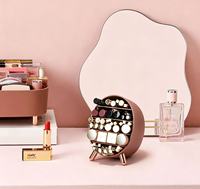 Organisateur de cosmétiques incliné le plus vendu pour le rangement de bureau, idéal pour rouges à lèvres, fards à paupières et autres articles de beauté sur la coiffeuse