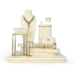 Expositor de Joyería Moderno con Busto de Maniquí Personalizado de Microfibra Negra para Pendientes y Collares - Product Image 3