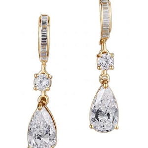 Ensemble de boucles d'oreilles de fiançailles en diamant de laboratoire taille poire, or blanc 14K 18K, trois pierres en forme de triligne, bande incurvée assortie, pour mariée - Product Image 2
