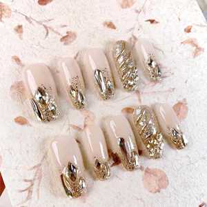 Atmósfera festiva navideña completamente nueva, árbol de Navidad pintado a mano con corazones rojos, uñas postizas hechas a mano. - Product Image 3