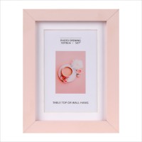 Cadre photo en bois rose blush avec ouverture de photo en tapis blanc double usage pour dessus de table et tenture murale pour la décoration intérieure